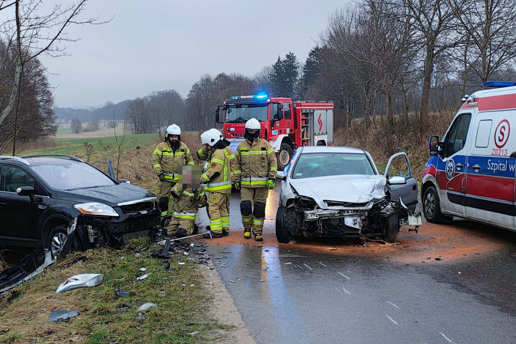 Groźny wypadek pod Barwicami! Czołowe zderzenie dwóch aut, dwie osoby ranne.