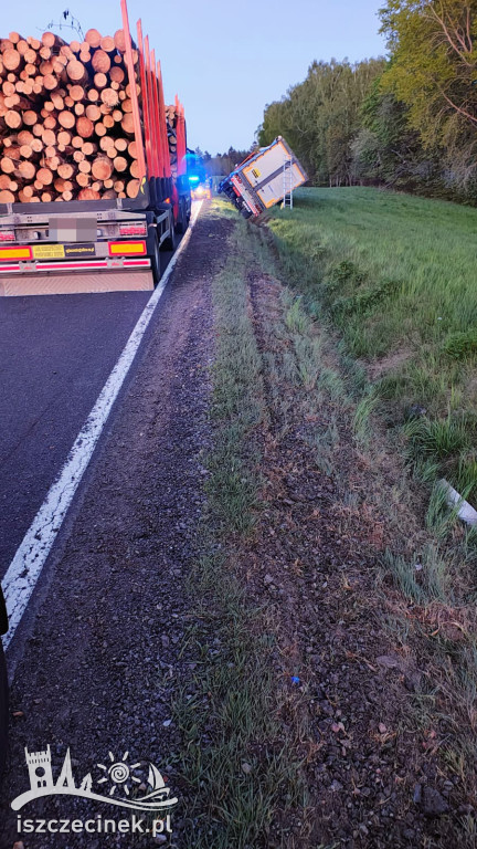 Ciężarówka w rowie na DK20 – zdjęcia z miejsca