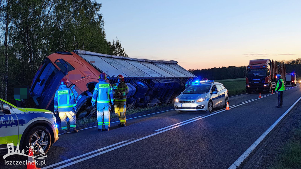 Ciężarówka w rowie na DK20 – zdjęcia z miejsca