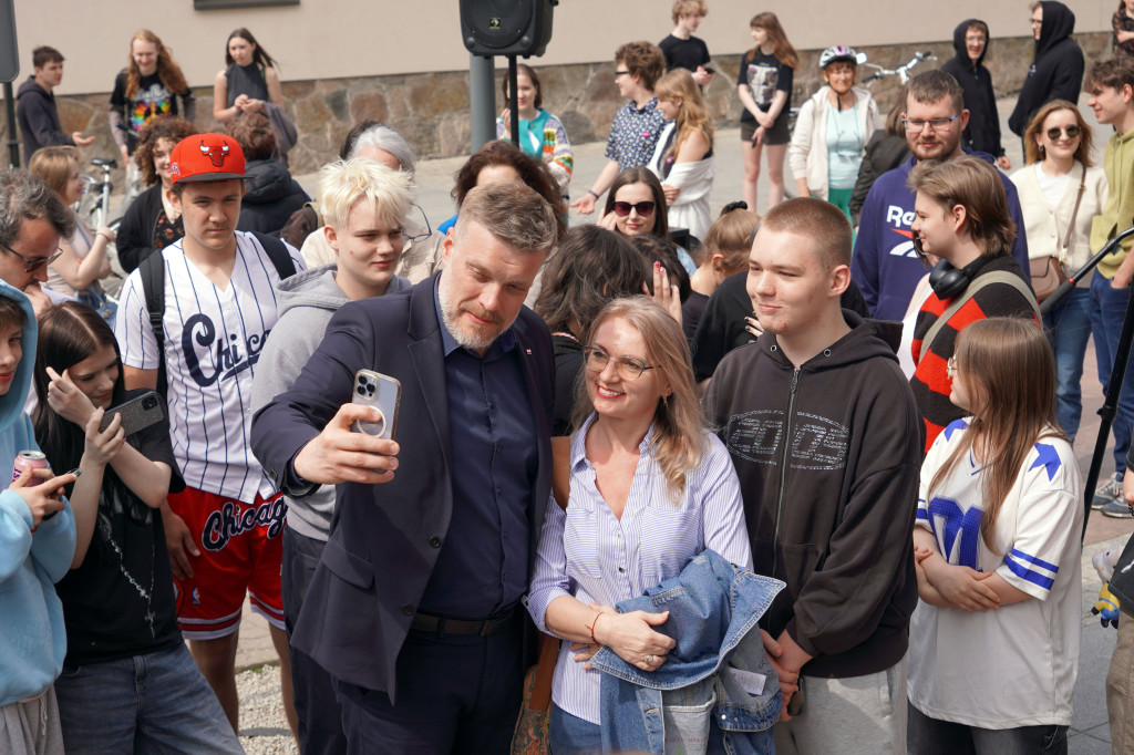 „Czas na emeryturę!” – Zandberg ostro o Tusku i Kaczyńskim