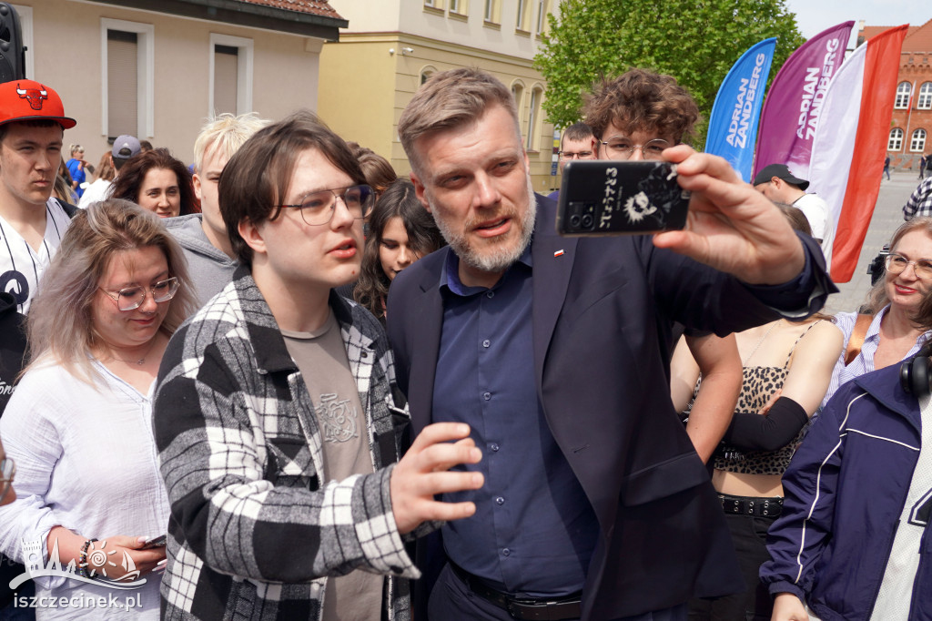 „Czas na emeryturę!” – Zandberg ostro o Tusku i Kaczyńskim