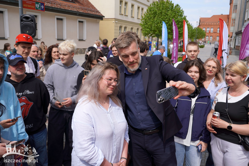 „Czas na emeryturę!” – Zandberg ostro o Tusku i Kaczyńskim