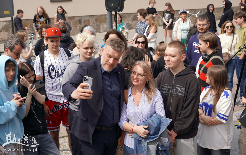 „Czas na emeryturę!” – Zandberg ostro o Tusku i Kaczyńskim