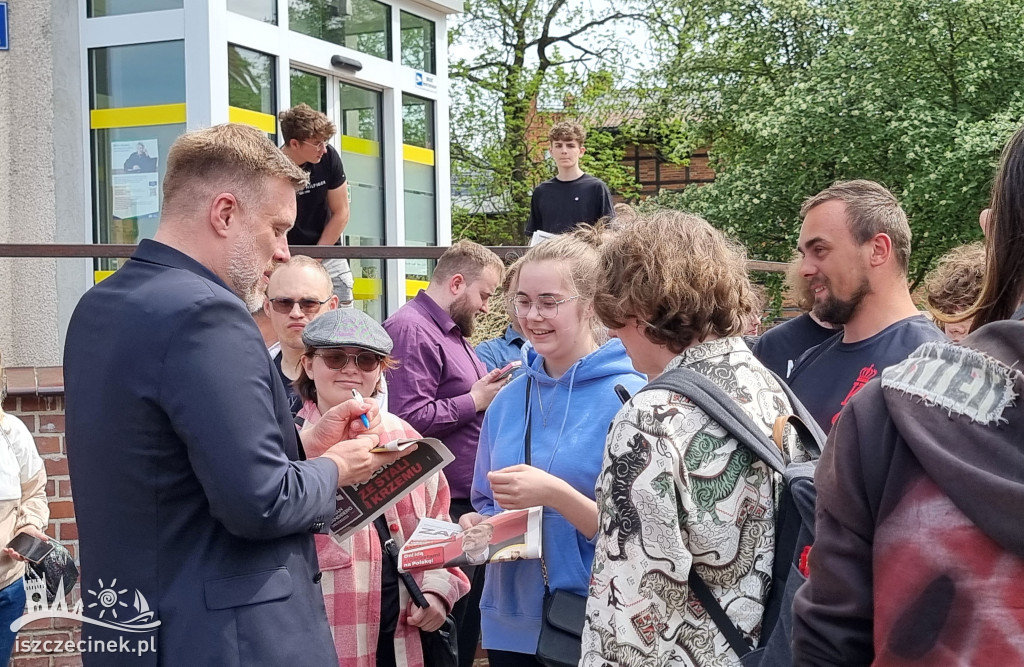 „Czas na emeryturę!” – Zandberg ostro o Tusku i Kaczyńskim