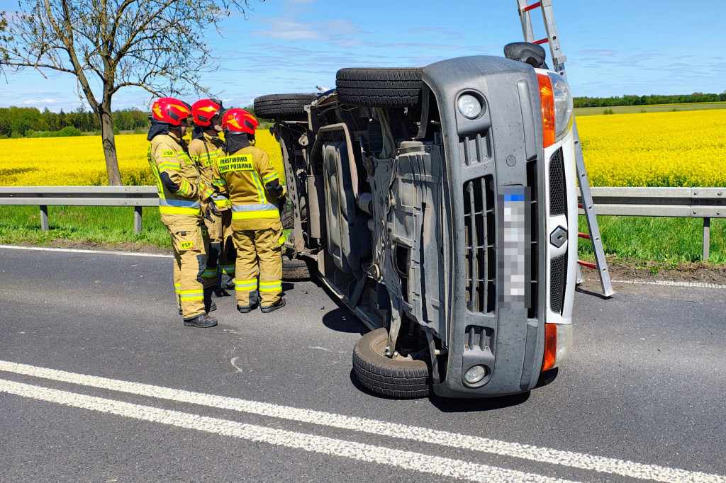 Bus przewrócony po zderzeniu z Fordem – zobacz miejsce zdarzenia