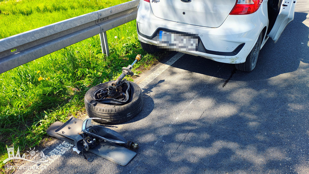 Bus przewrócony po zderzeniu z Fordem – zobacz miejsce zdarzenia