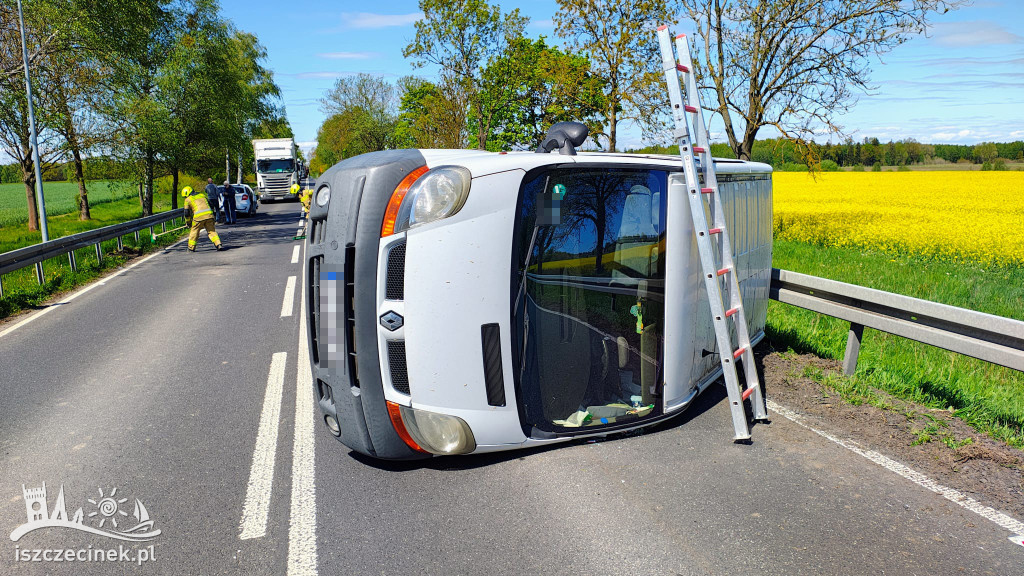 Bus przewrócony po zderzeniu z Fordem – zobacz miejsce zdarzenia