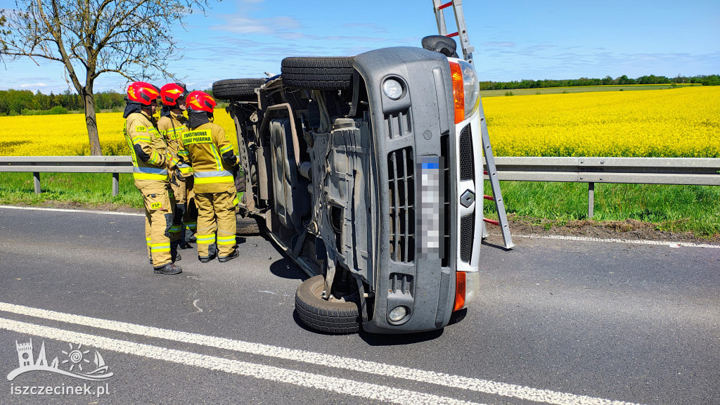 Bus przewrócony po zderzeniu z Fordem – zobacz miejsce zdarzenia