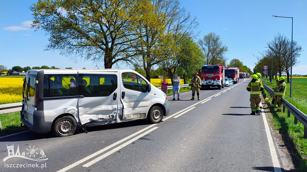 Bus przewrócony po zderzeniu z Fordem – zobacz miejsce zdarzenia