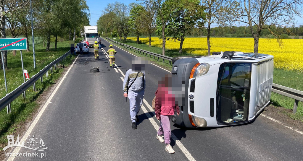 Bus przewrócony po zderzeniu z Fordem – zobacz miejsce zdarzenia