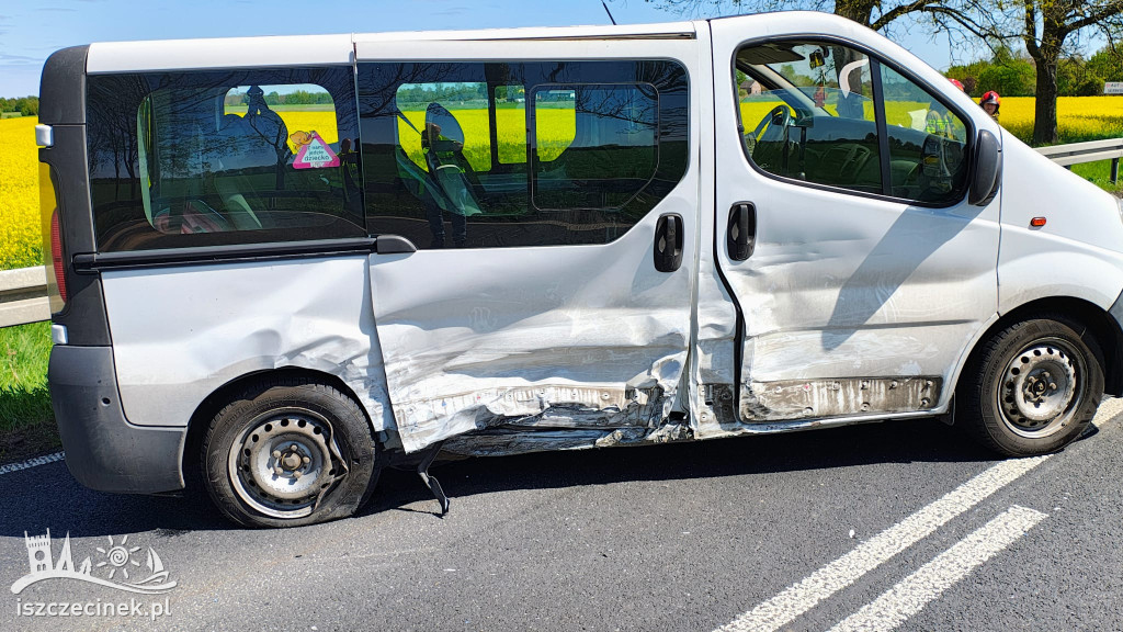 Bus przewrócony po zderzeniu z Fordem – zobacz miejsce zdarzenia