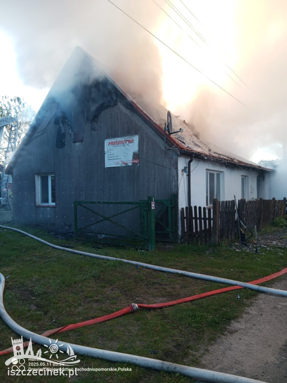 Ogień o świcie! Duży pożar domu