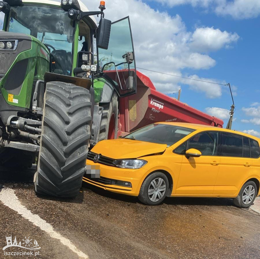Zderzenie VW z ciągnikiem na Zwycięzców – zobacz zdjęcia