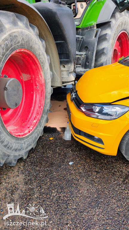 Zderzenie VW z ciągnikiem na Zwycięzców – zobacz zdjęcia