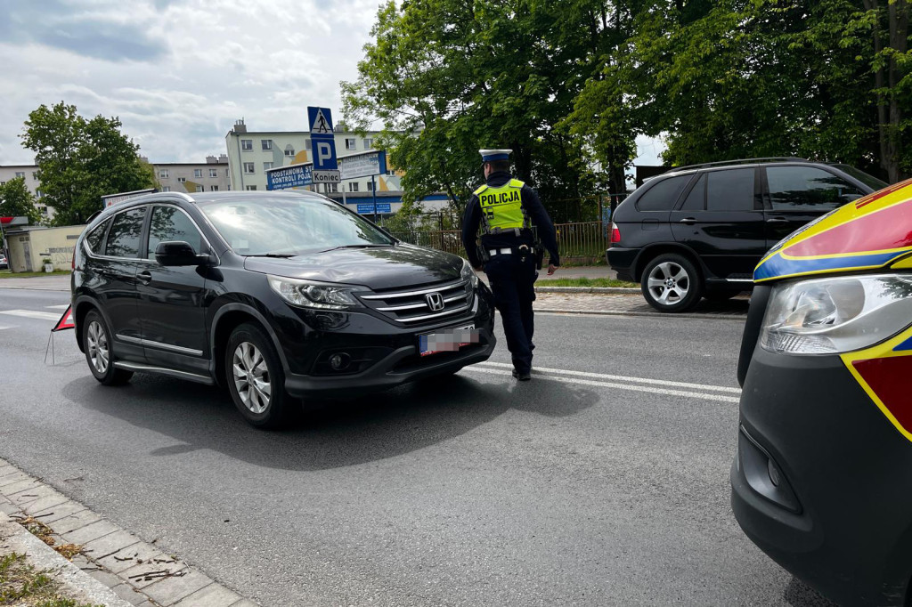 Środek dnia, centrum miasta – piesza potrącona na przejściu