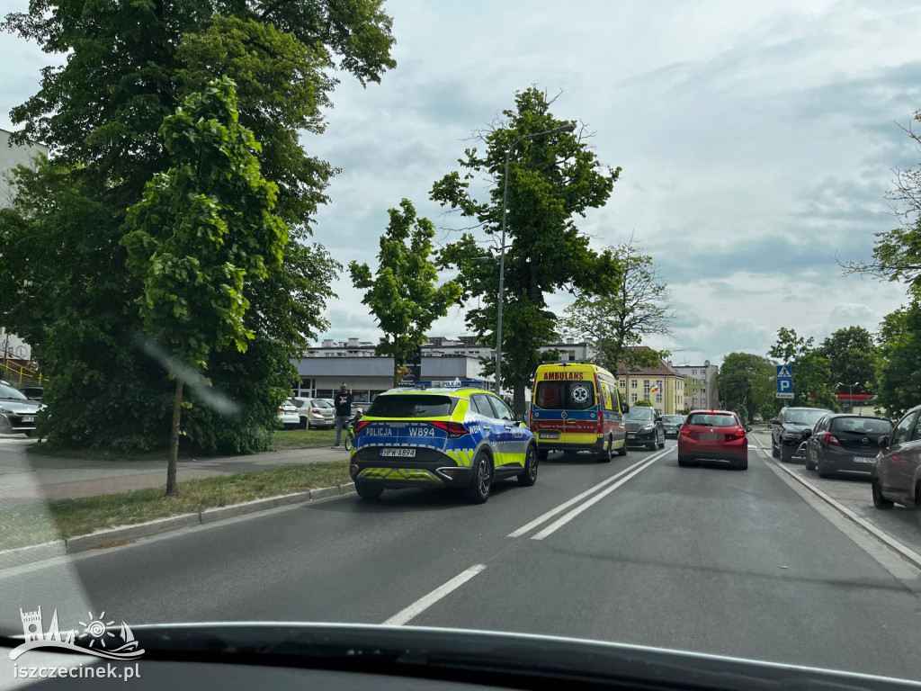 Środek dnia, centrum miasta – piesza potrącona na przejściu
