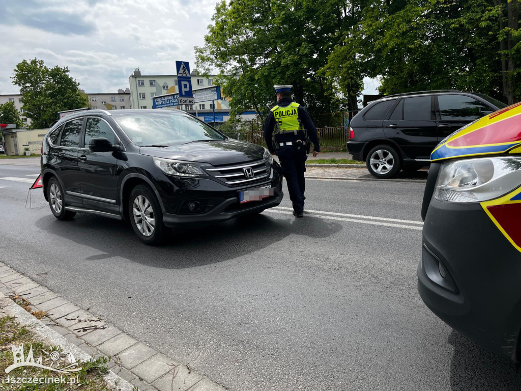 Środek dnia, centrum miasta – piesza potrącona na przejściu