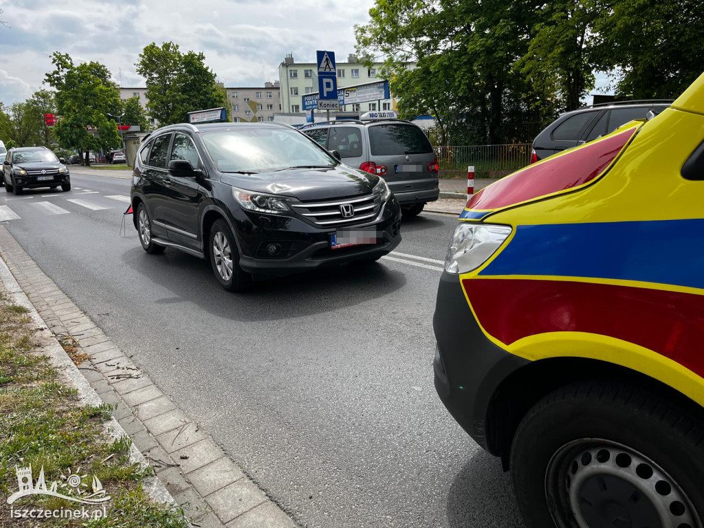 Środek dnia, centrum miasta – piesza potrącona na przejściu