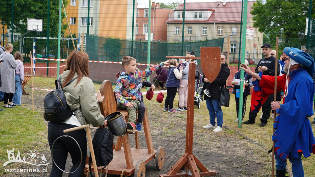Dzieci w roli rycerzy i dam dworu – zobacz zdjęcia