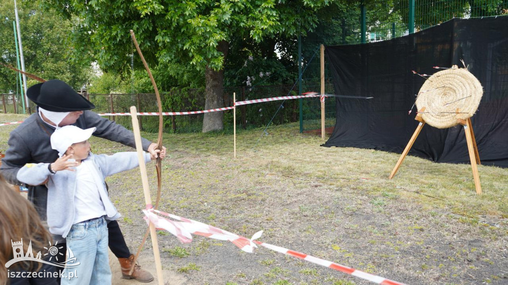 Dzieci w roli rycerzy i dam dworu – zobacz zdjęcia