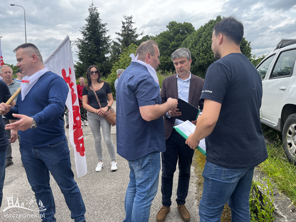 Szczecinek mówi NIE likwidacji kolei – protest w zdjęciach
