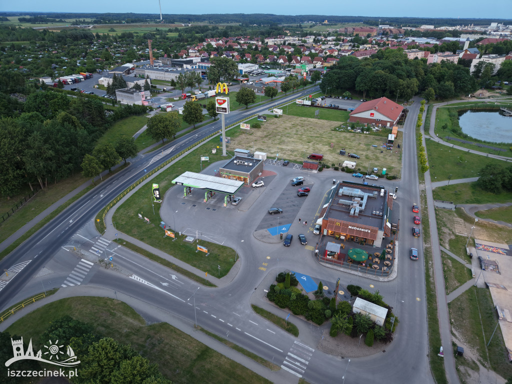 Podejrzane pojemniki i strażacy w akcji – zdjęcia z miejsca