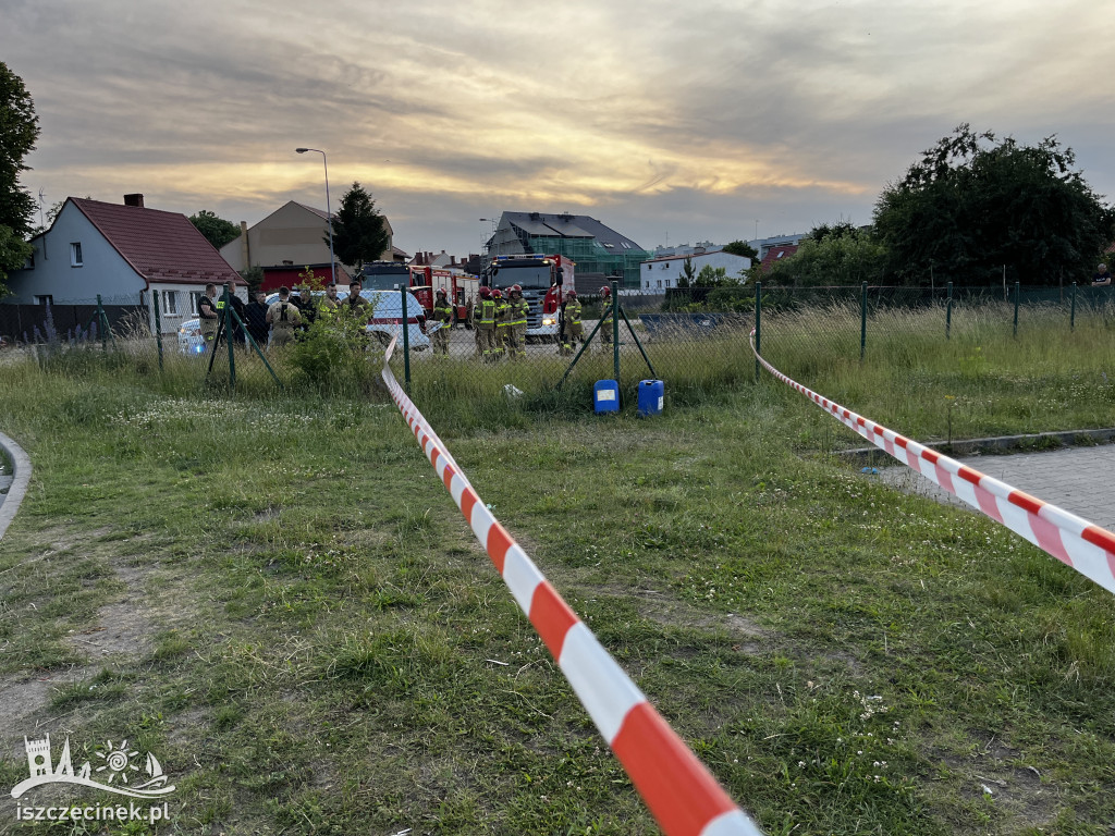 Podejrzane pojemniki i strażacy w akcji – zdjęcia z miejsca