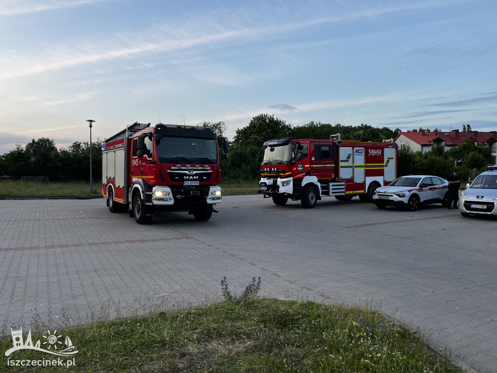 Podejrzane pojemniki i strażacy w akcji – zdjęcia z miejsca