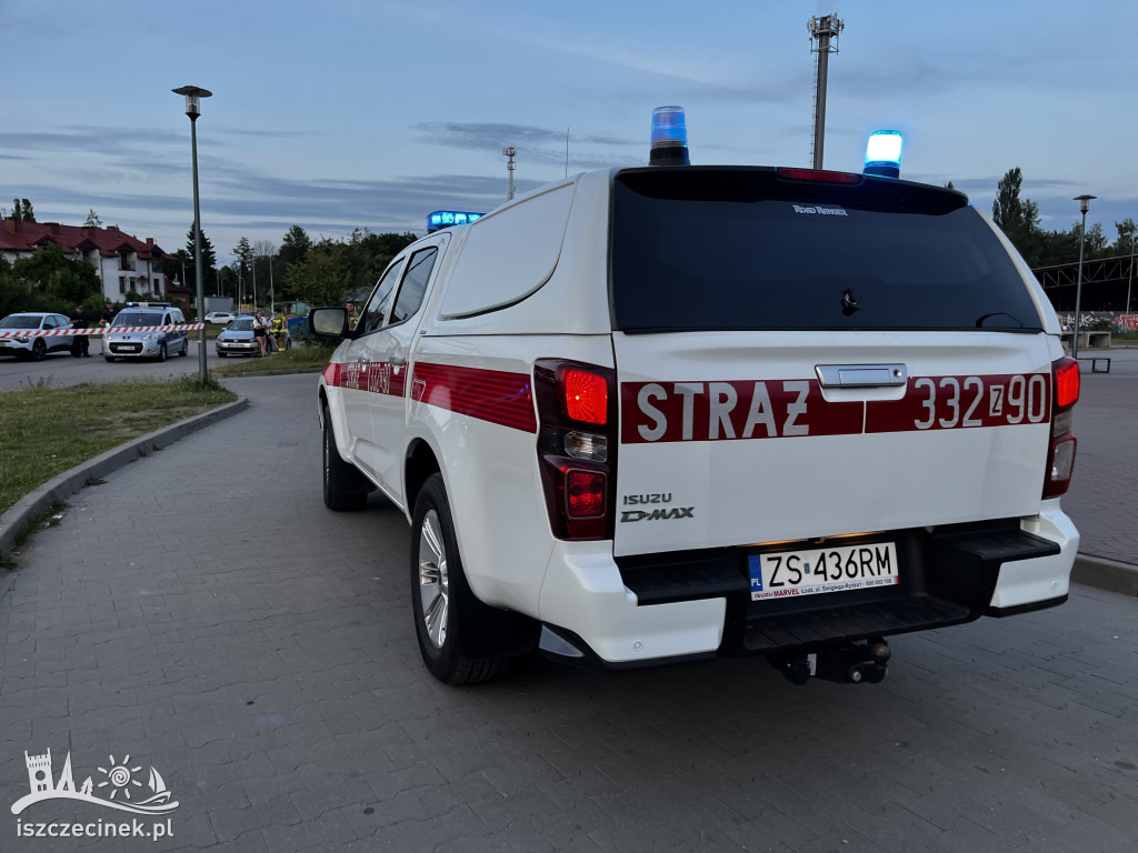 Podejrzane pojemniki i strażacy w akcji – zdjęcia z miejsca