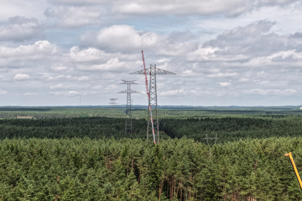 Biały Bór: rosną słupy nowej linii 400 kV PSE