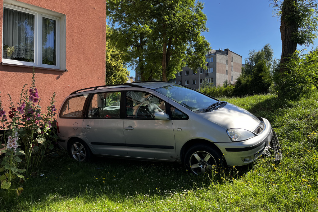 Ford uderzył w blok – zdjęcia z miejsca zdarzenia