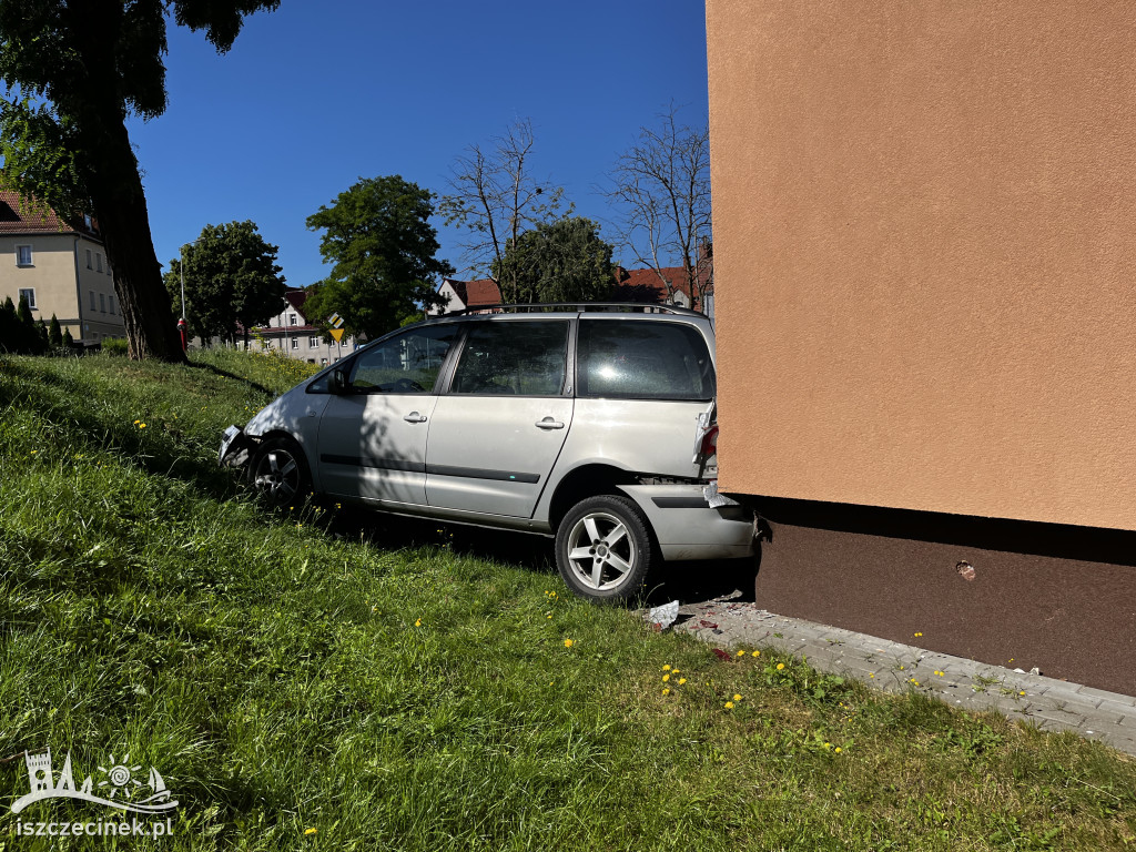 Ford uderzył w blok – zdjęcia z miejsca zdarzenia