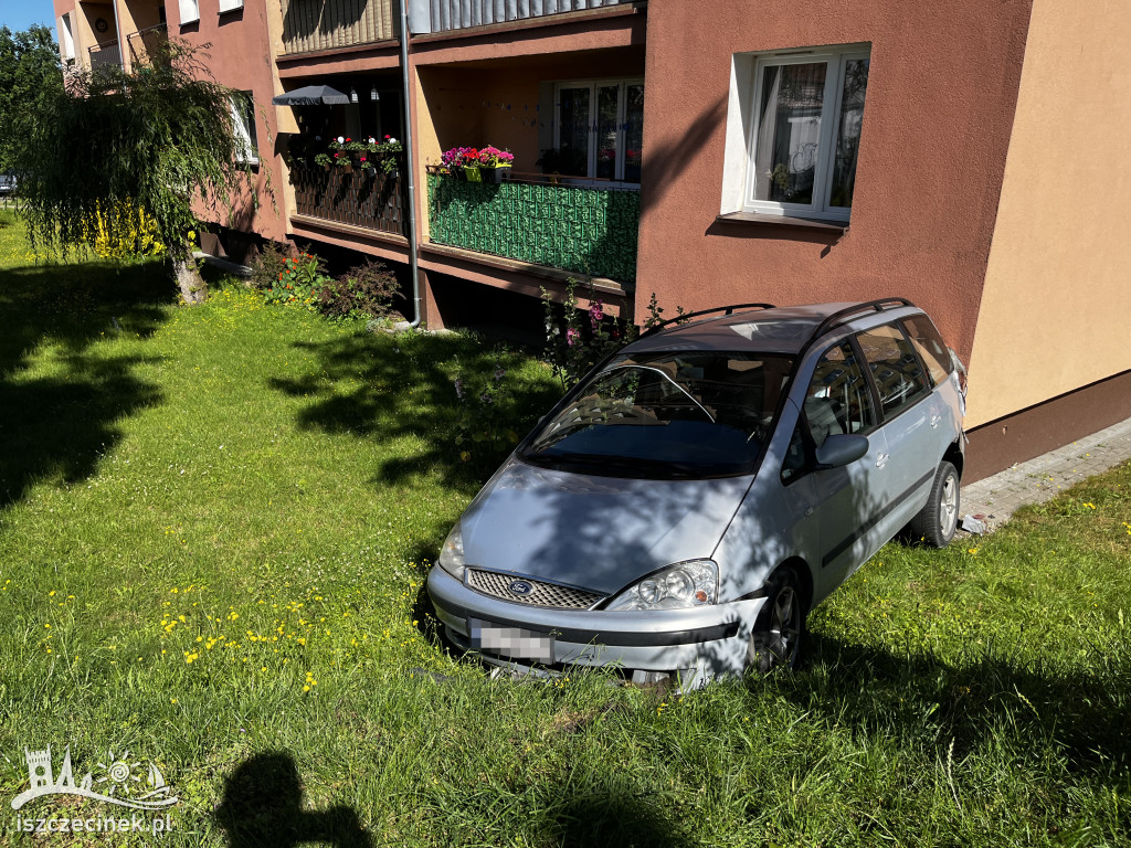 Ford uderzył w blok – zdjęcia z miejsca zdarzenia