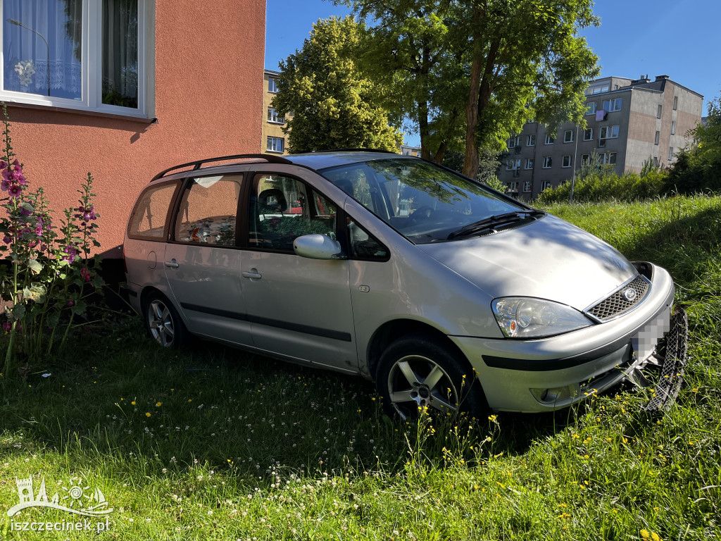 Ford uderzył w blok – zdjęcia z miejsca zdarzenia