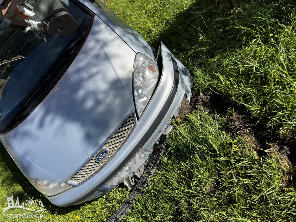 Ford uderzył w blok – zdjęcia z miejsca zdarzenia