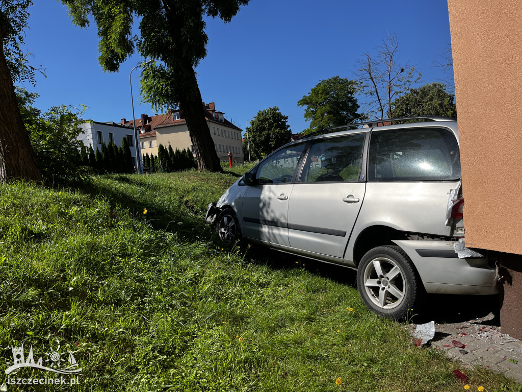 Ford uderzył w blok – zdjęcia z miejsca zdarzenia