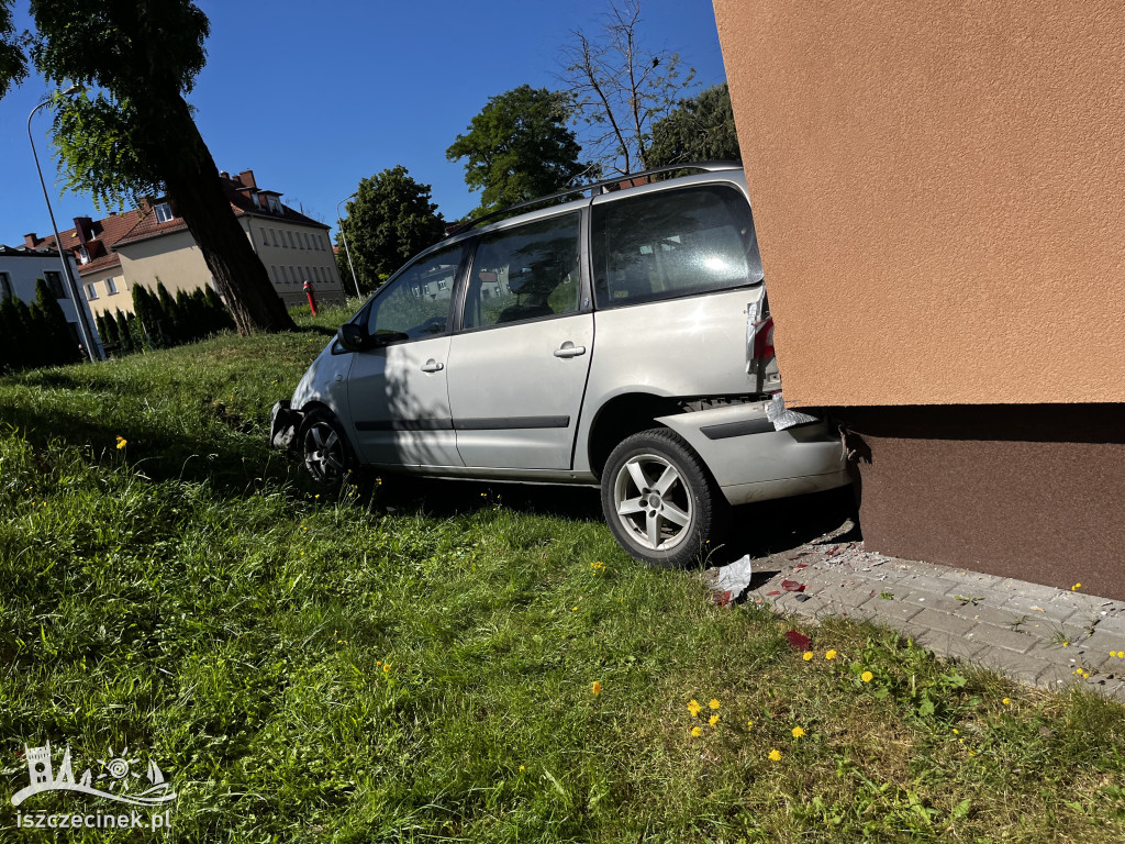 Ford uderzył w blok – zdjęcia z miejsca zdarzenia