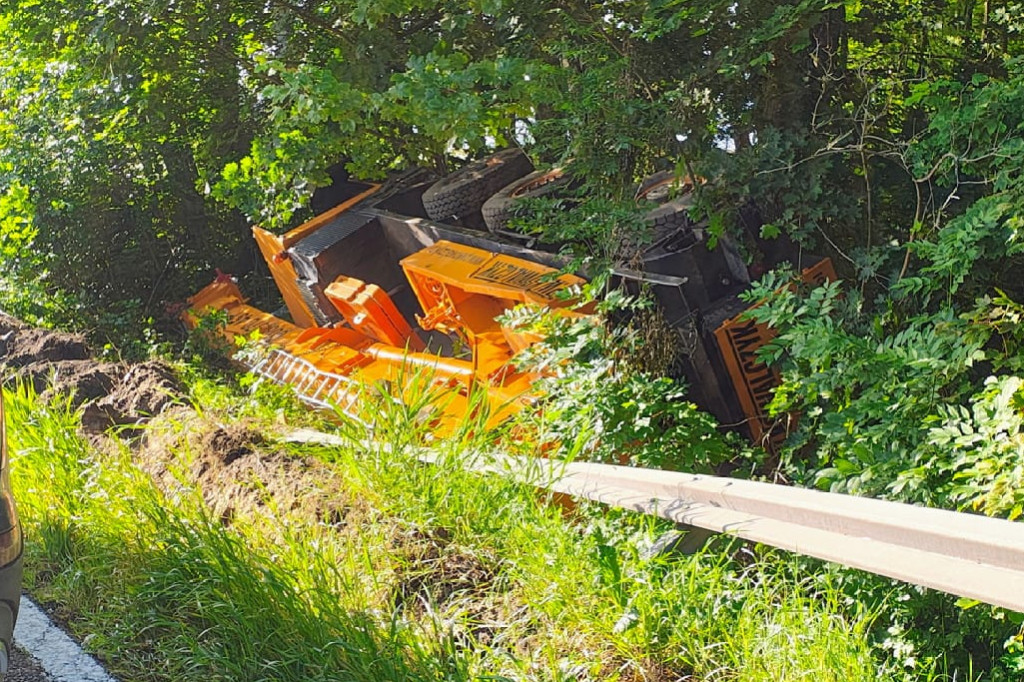 Ogromny dźwig dachował na DK20.