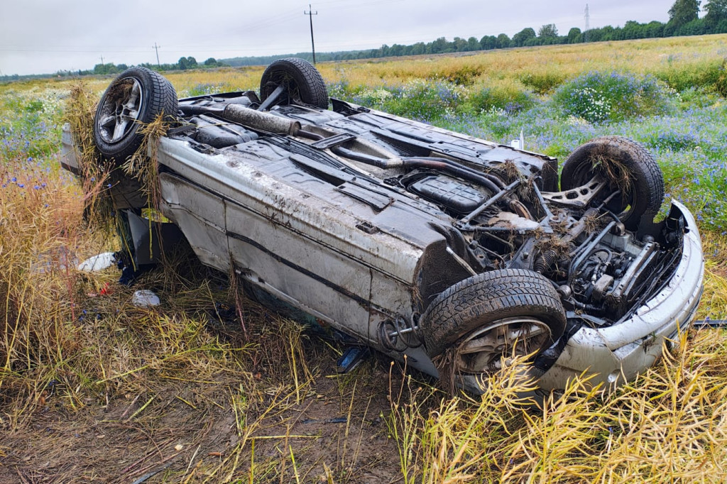 BMW po dachowaniu pod Lotyniem – zobacz zdjęcia