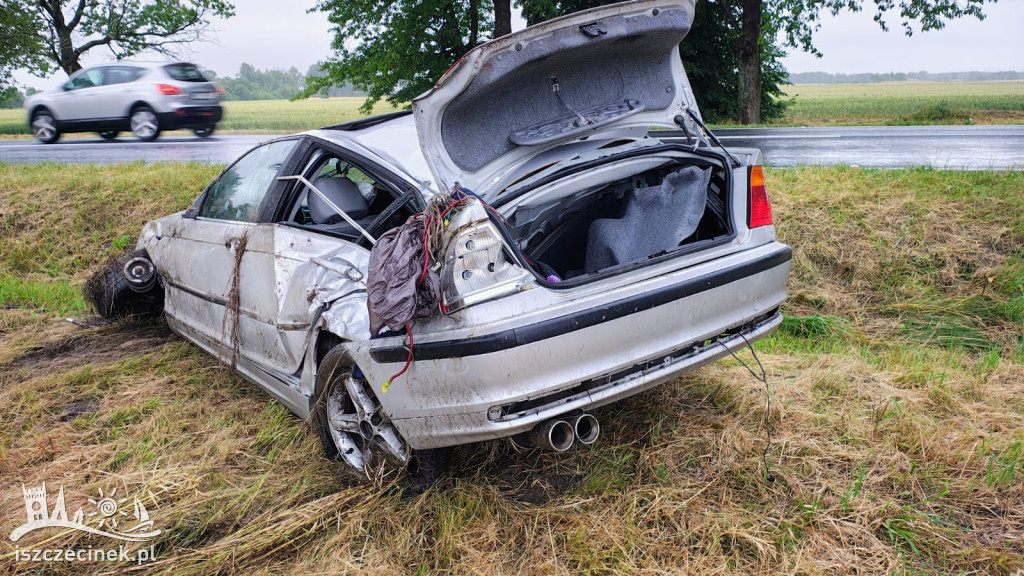 BMW po dachowaniu pod Lotyniem – zobacz zdjęcia