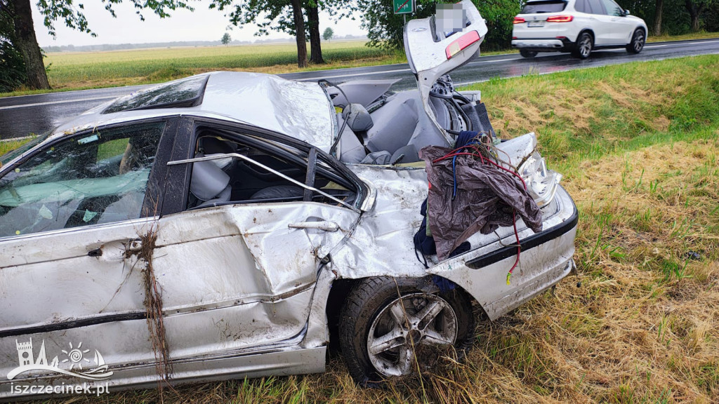 BMW po dachowaniu pod Lotyniem – zobacz zdjęcia