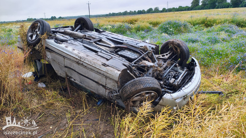 BMW po dachowaniu pod Lotyniem – zobacz zdjęcia