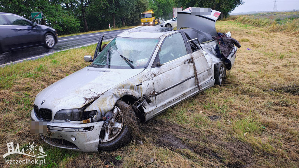 BMW po dachowaniu pod Lotyniem – zobacz zdjęcia