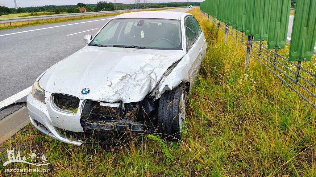 BMW po zderzeniu z barierami – zdjęcia z miejsca zdarzenia