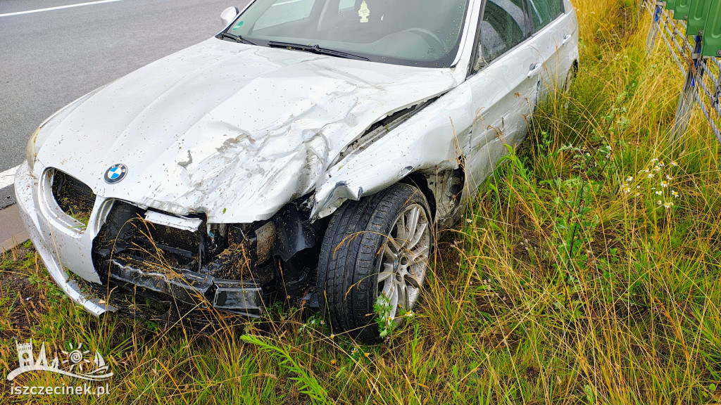 BMW po zderzeniu z barierami – zdjęcia z miejsca zdarzenia