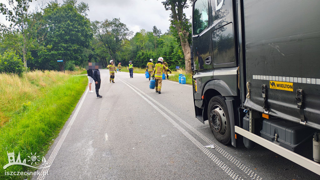 Zasłabł za kierownicą. Butle z gazem na jezdni
