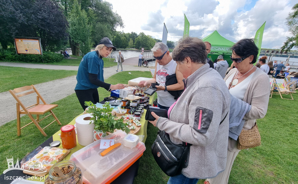 Pierwszy Targ Śniadaniowy w Szczecinku przed CK Zamek