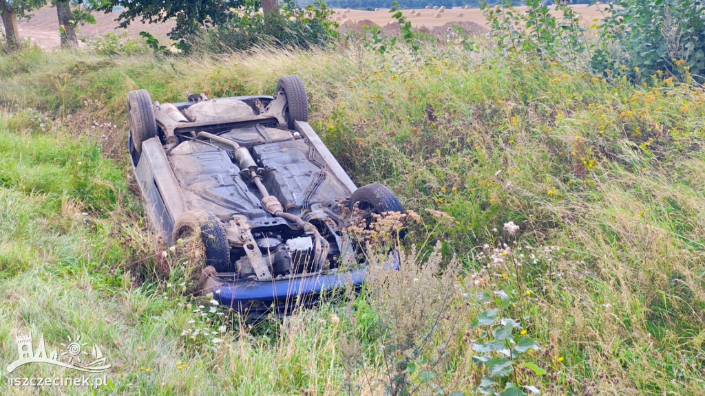 Auto na dachu, służby dwa razy w akcji