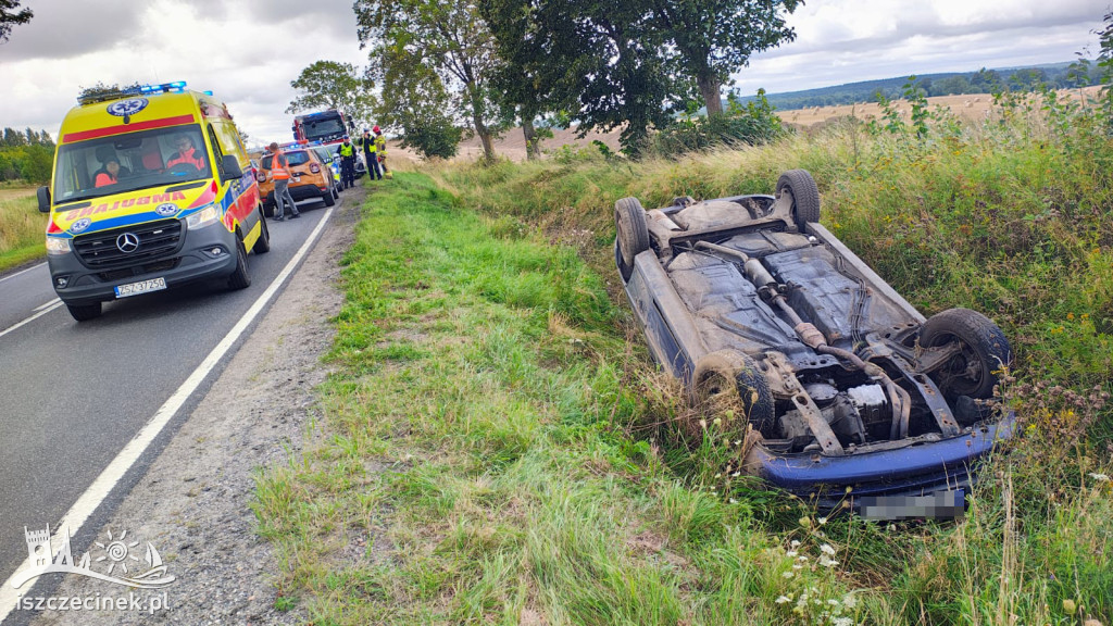 Auto na dachu, służby dwa razy w akcji