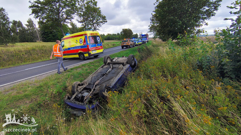 Auto na dachu, służby dwa razy w akcji